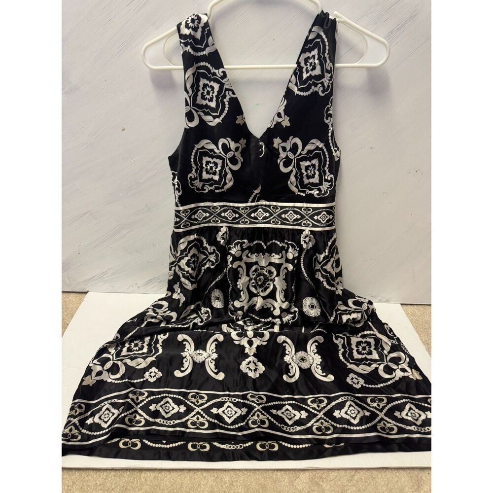 White House Black Market Black and White Pattern Mini Size 8 V-Neck